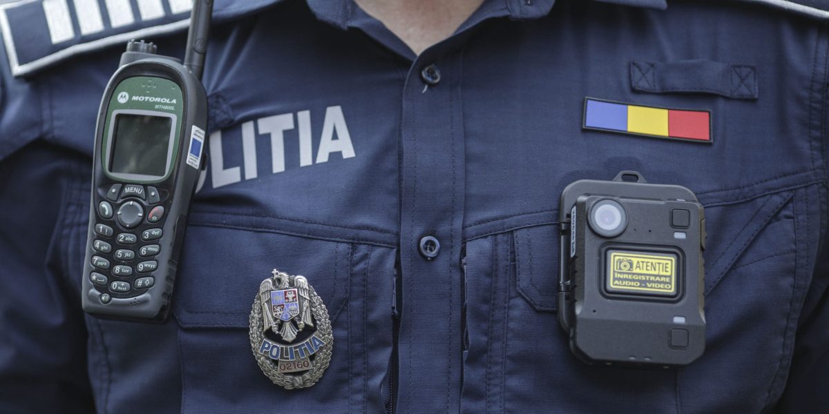 Botoșănean cu armă pe net, amenințări. Poliția i-a bătut la ușă