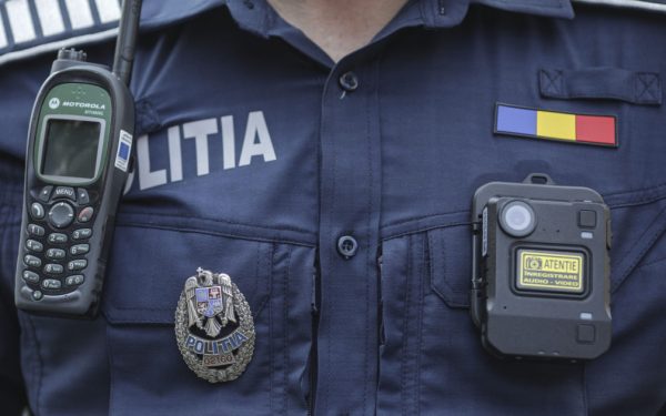 Botoșănean cu armă pe net, amenințări. Poliția i-a bătut la ușă