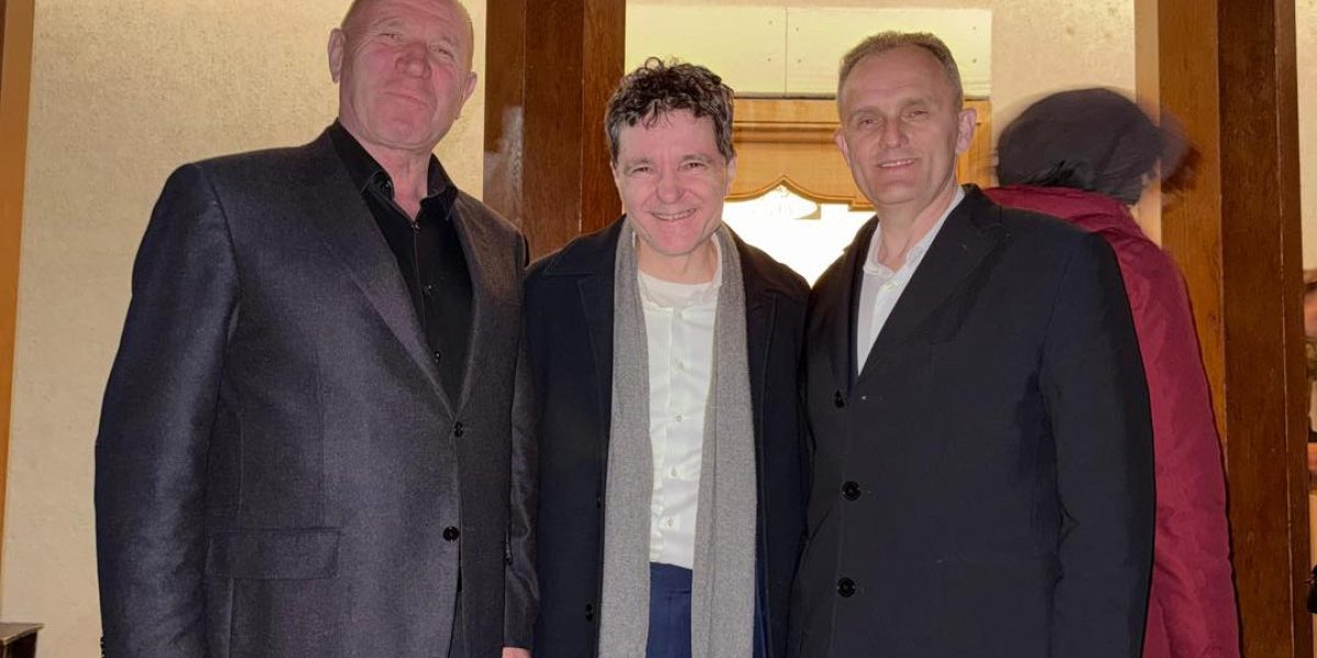 Nicușor Dan, la Mănăstirea Cornu de Vinerea Mare: PSD-iști alături de edil