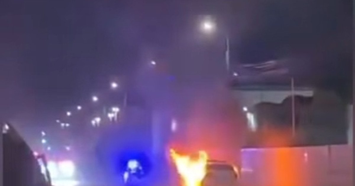Mașina de poliție care a luat foc în trafic ridică întrebări despre mentenanța superficială și ignorarea riscurilor, reacția IGPR în dezbatere