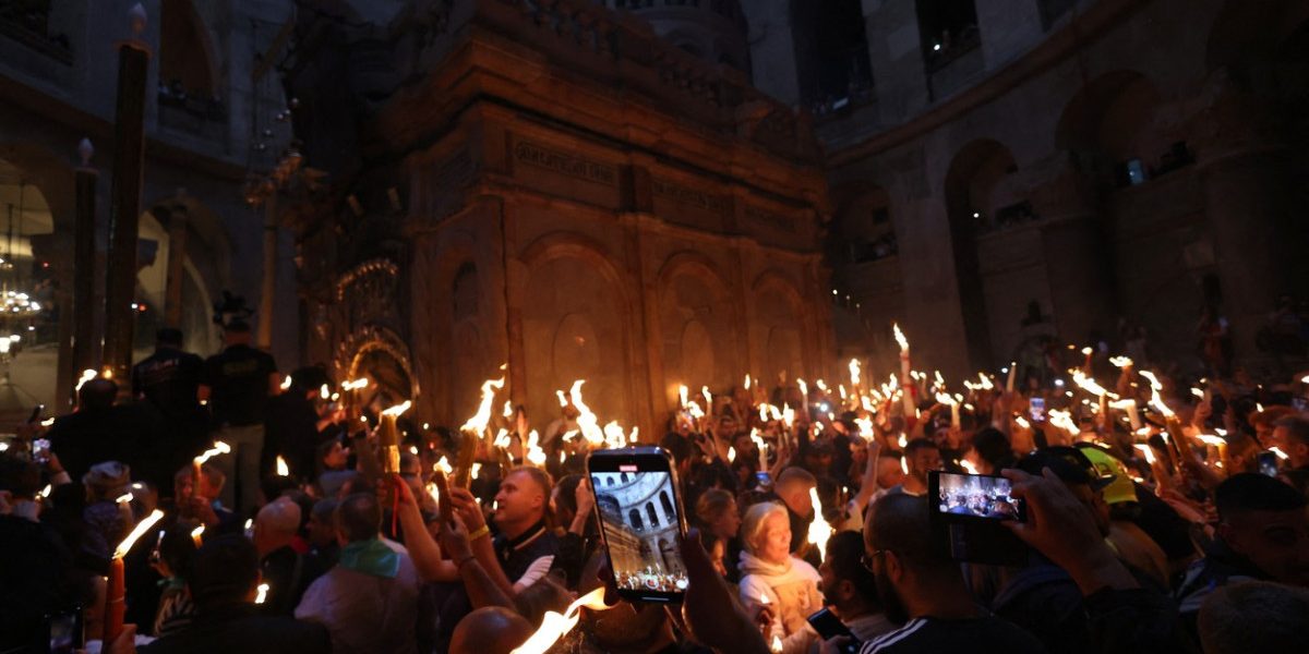 Sfânta Lumină ajunge azi în România, cu securitate maximă la Ierusalim