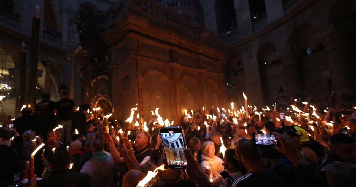 Sfânta Lumină ajunge azi în România, cu securitate maximă la Ierusalim