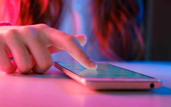 UE lansează aplicația de verificare a vârstei online: „Părinții au datoria”