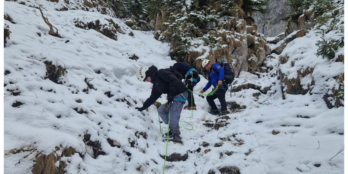 Gheață și pericol în Piatra Craiului: jandarmii salvează doi turiști blocați