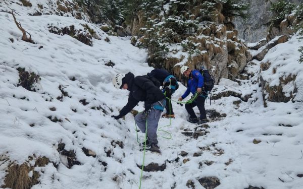 Gheață și pericol în Piatra Craiului: jandarmii salvează doi turiști blocați