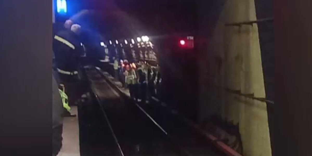Metroul, blocat pe M4: Bucăți din tavan s-au prăbușit peste șine în București