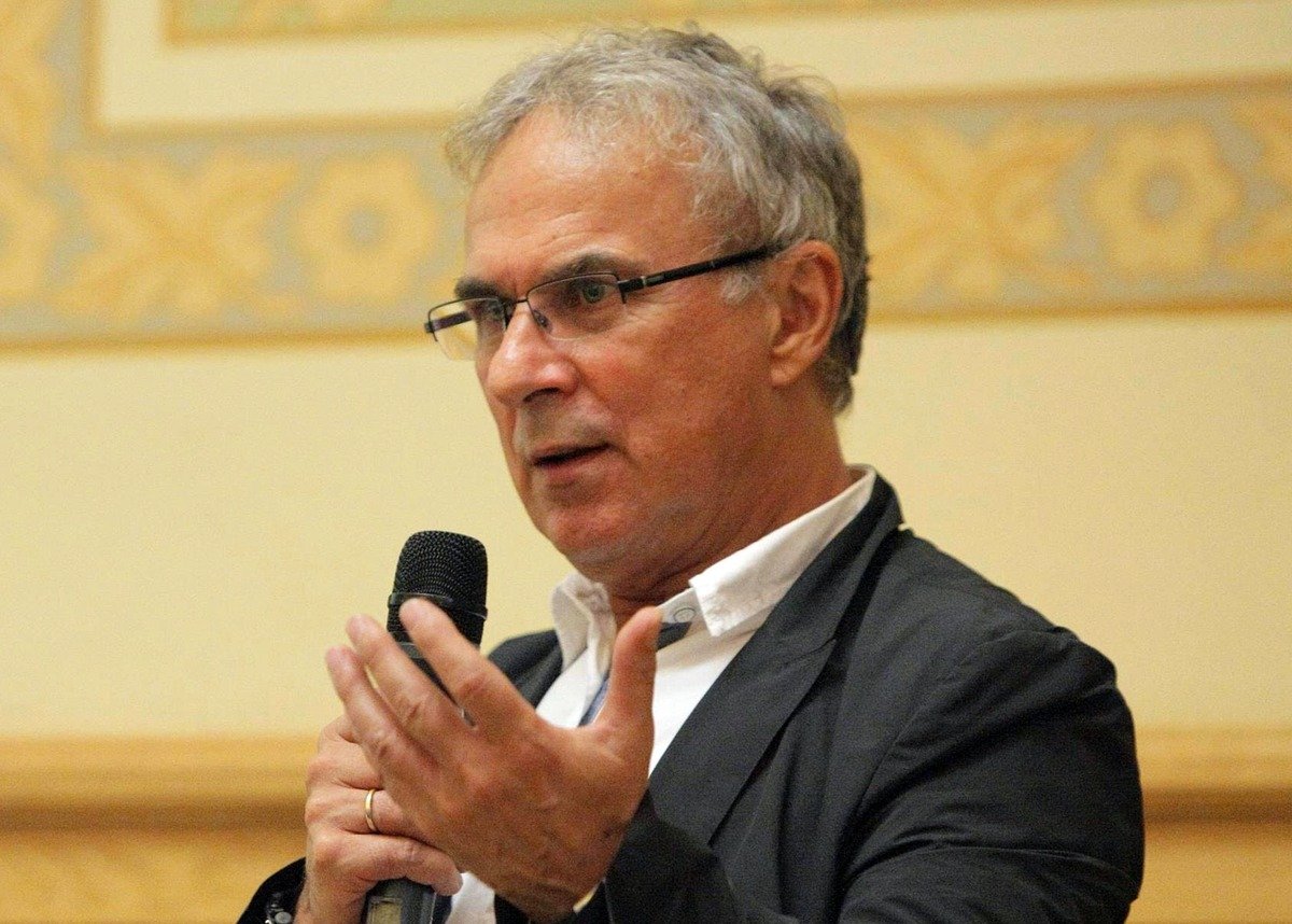 Andruh, președintele Academiei Române, vrea pedepse pentru plagiat: „Și conducătorii!”