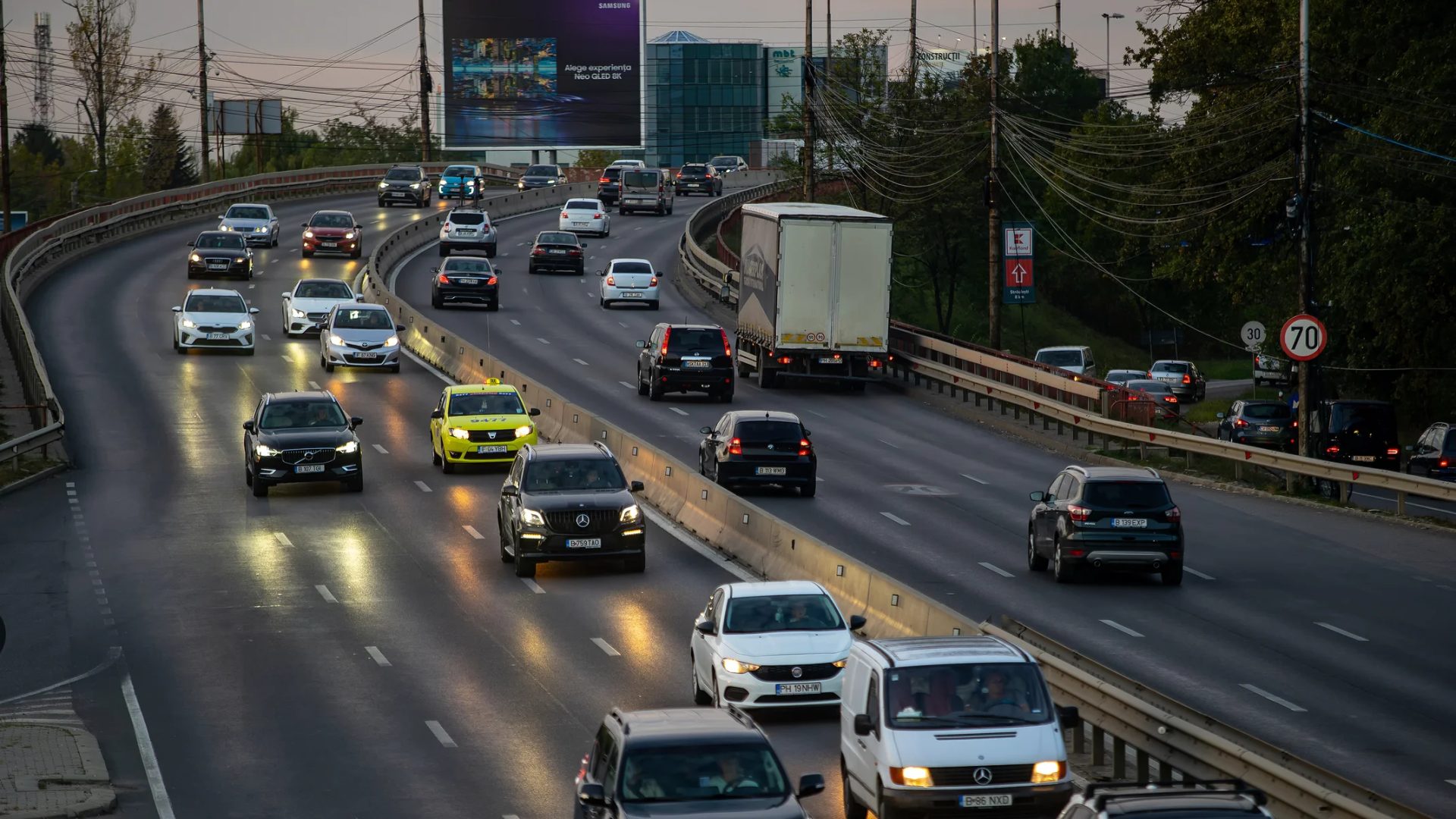 Taxele de bază pentru înmatricularea mașinilor sunt relativ mici, însă acestea reprezintă doar o parte din costurile totale pe care le suportă proprietarii de autovehicule