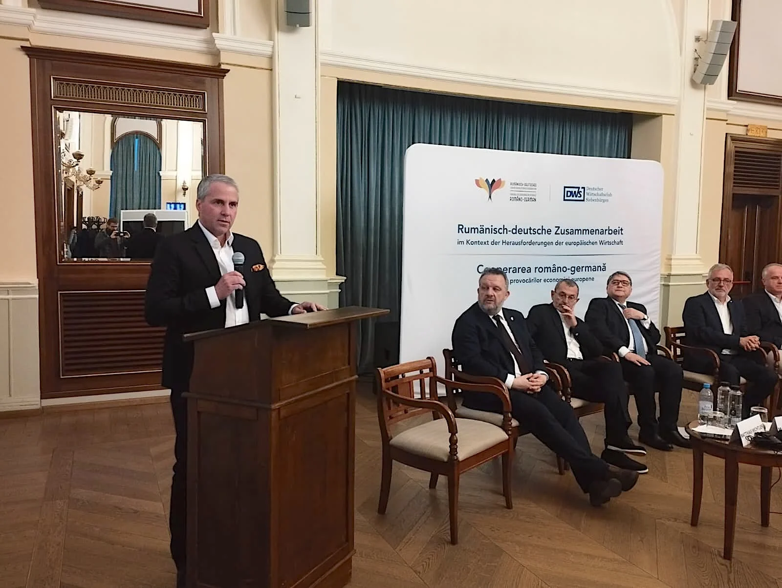 Birocrația ucide investițiile: Aumovio și Bosch, critici la Sibiu despre România