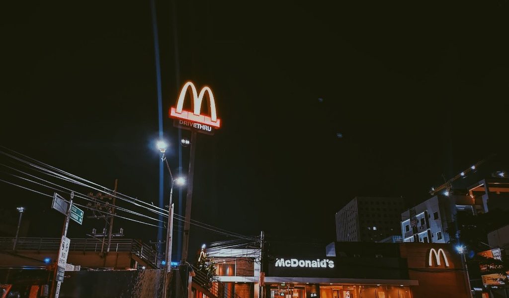 Directorul McDonald’s, despre gafa cu burger: Mama e de vină