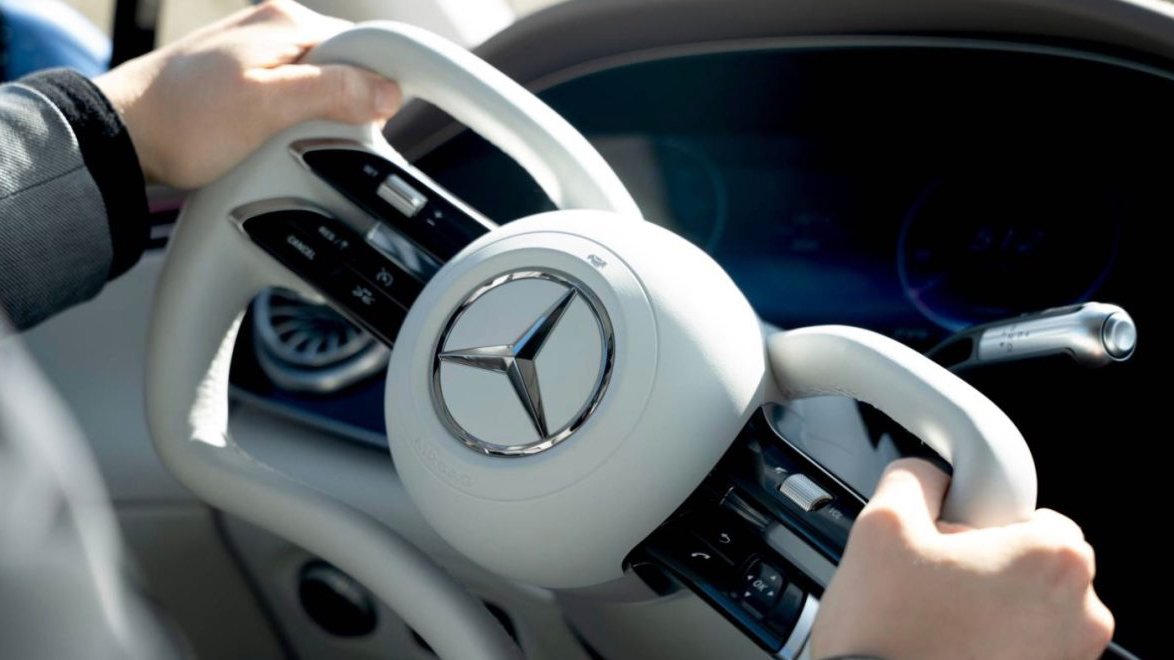 Mercedes-Benz intră în competiție directă cu Tesla pe un teren neașteptat: inovația volanului