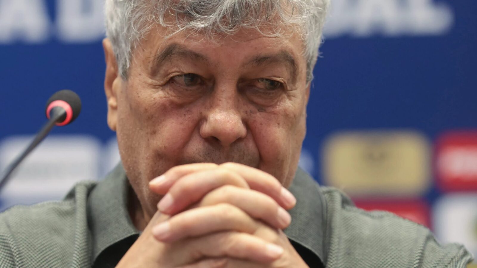 Arena Națională, transformată în loc de reculegere pentru Mircea Lucescu În ultimele două zile, Arena Națională a fost scena unor momente emoționante, în care suporteri, foști jucători, oficiali și oameni din toate colțurile țării au venit să-și ia rămas-bun de la antrenorul care a influențat decisiv fotbalul românesc și internațional