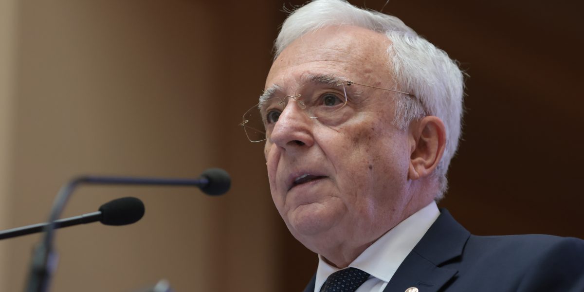 Isărescu, după weekendul cu raportul: Atacul la Robor, confuzie publică!