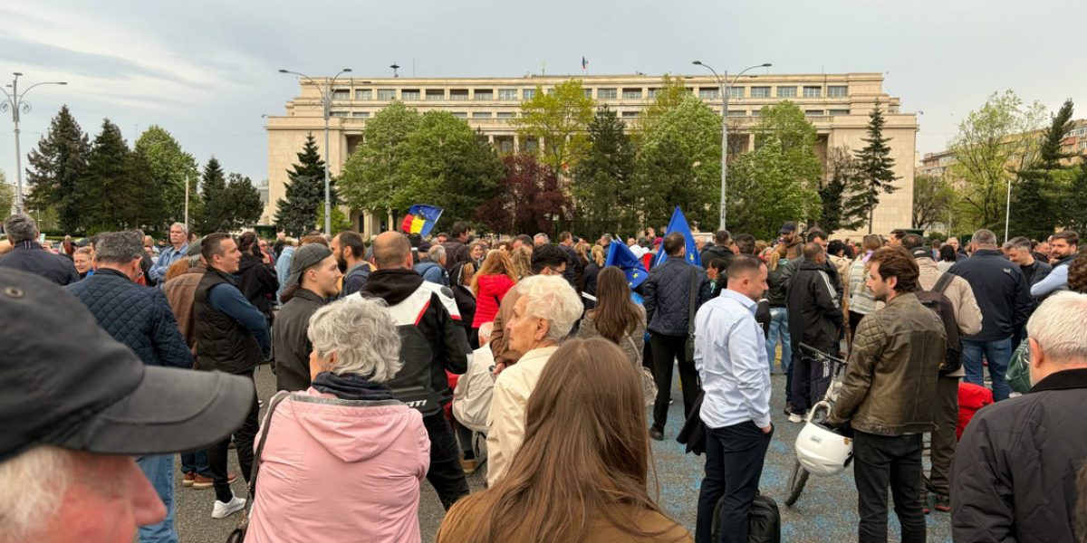 Manifestație masivă în Piața Victoriei: Ilie Bolojan, susținut de oameni