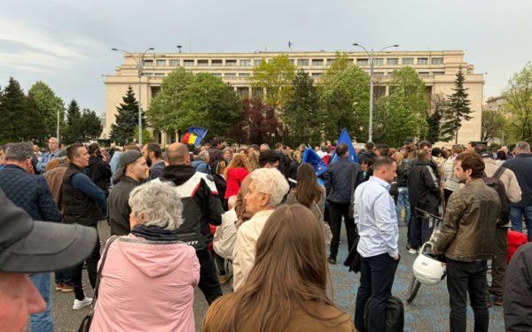Manifestație masivă în Piața Victoriei: Ilie Bolojan, susținut de oameni