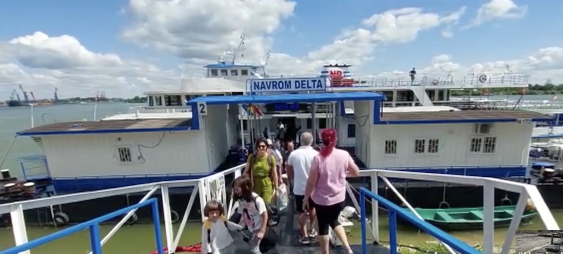 Societatea Navrom SA din Galaţi anunță că, începând de săptămâna viitoare, serviciul de transport pe Dunăre între satul IC Brătianu din județul Tulcea și municipiul Galați va fi operat cu un bac cu o capacitate limitată, iar programul va fi redus, din cauza pierderilor financiare înregistrate recent