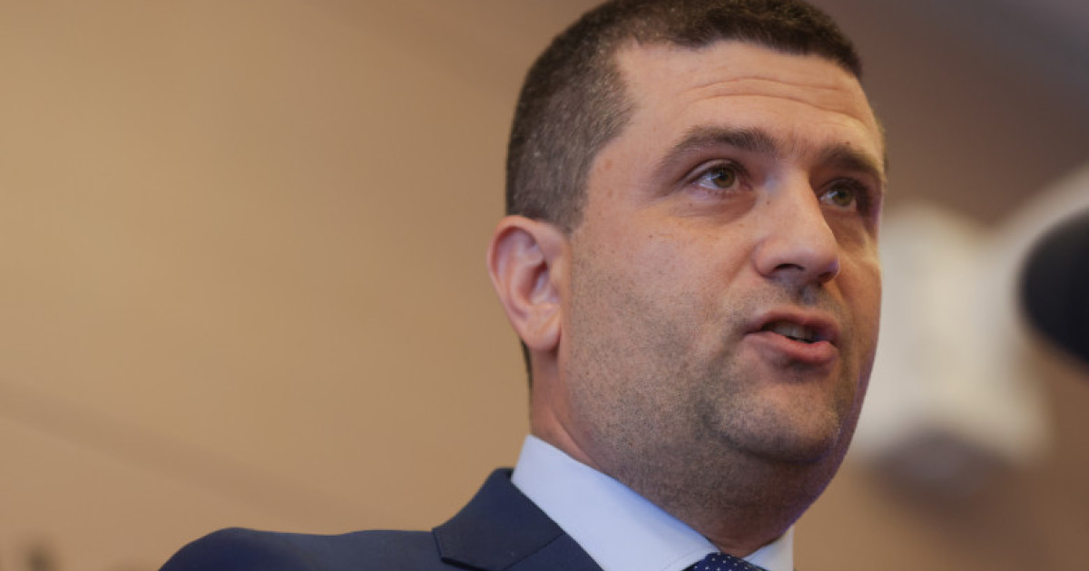 Ministrul Apărării, Radu Miruţă, atrage atenția asupra luptei împotriva dezinformării digitale, evidențiind necesitatea de a folosi algoritmi pentru a contracara răspândirea rapidă a informațiilor false în România