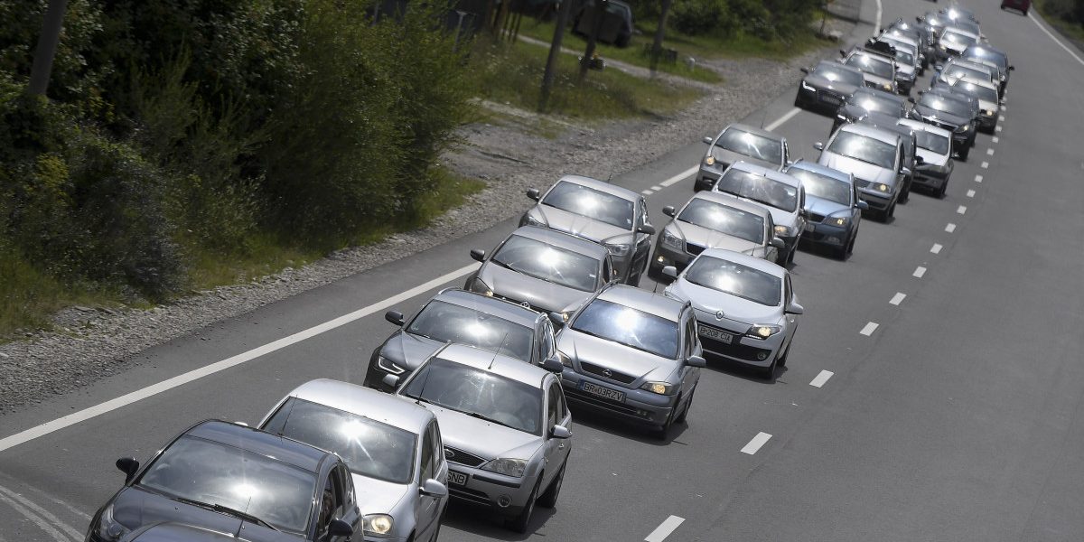 Agitație pe Valea Prahovei după Paște: Coloane de mașini spre stațiuni, poliția dă rute ocolitoare