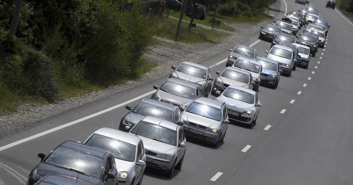 Agitație pe Valea Prahovei după Paște: Coloane de mașini spre stațiuni, poliția dă rute ocolitoare