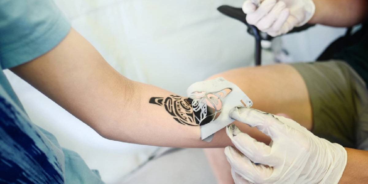 Tatuajele, un scut împotriva cancerului de piele? Studiu-șoc despre melanom