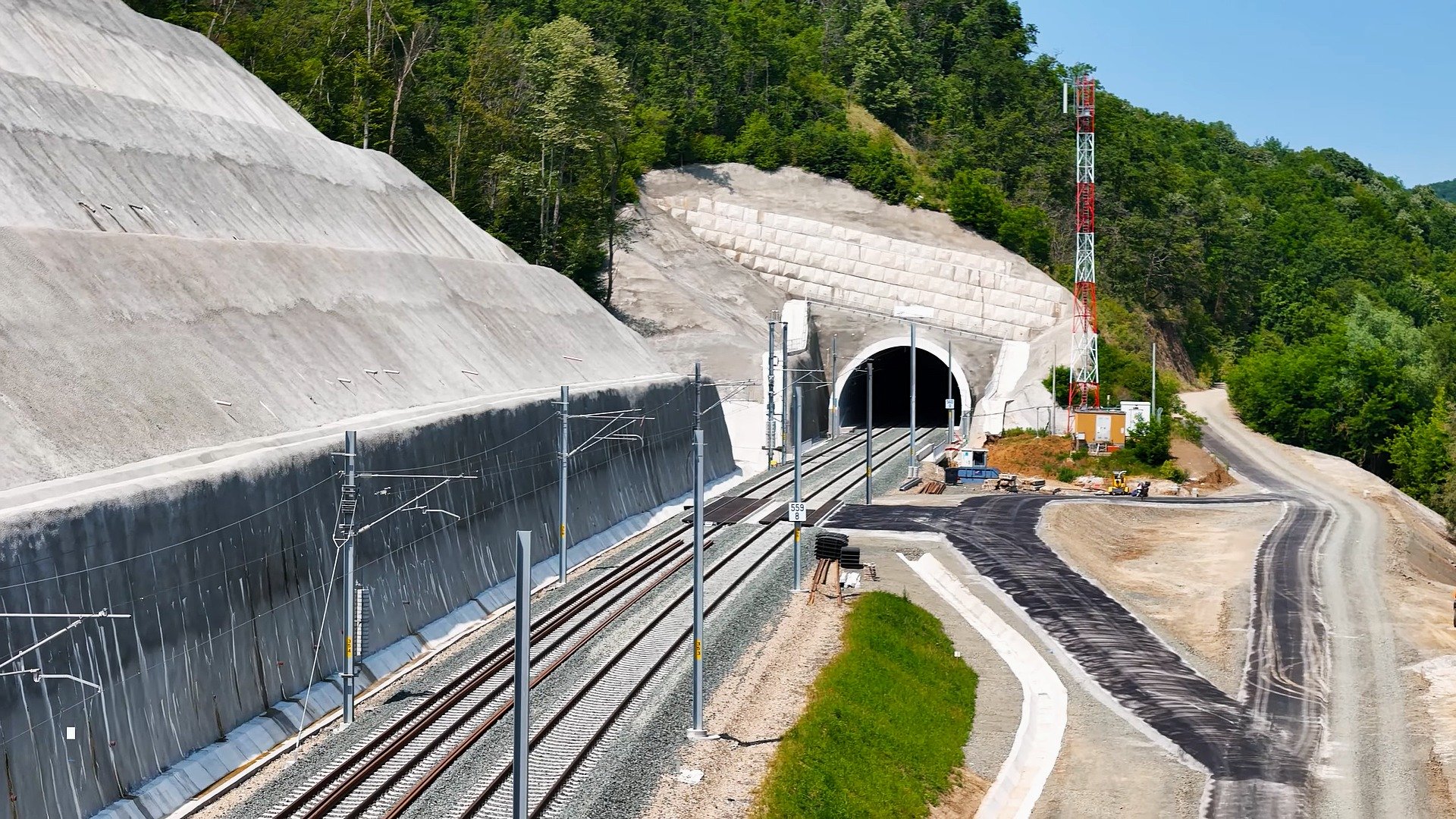 Un tunel feroviar cu o lungime de 10 kilometri, propus să fie construit în zona Predeal, ar aduce beneficii semnificative pentru călătoriile cu trenul, potrivit Asociației Pro Infrastructură
