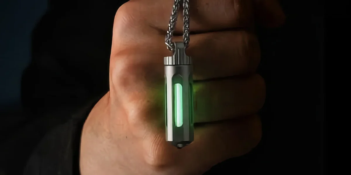 Breloc revoluționar: Luminează 25 de ani, fără baterii, prin magia titanului