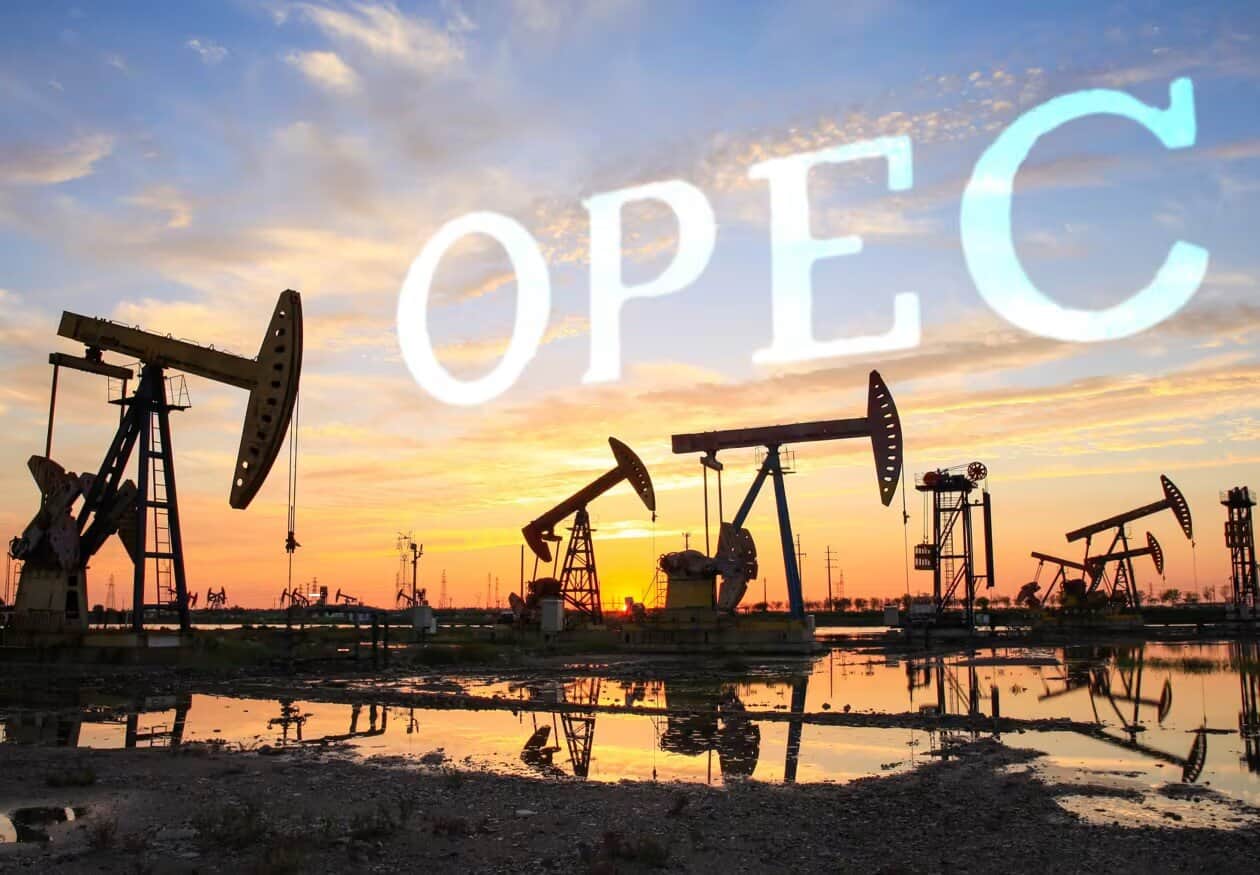 Membrii OPEC+ intenționează să își majoreze cotele de producție pentru luna mai, însă această decizie are un caracter mai mult simbolic, având în vedere contextul tensionat al conflictului din Orientul Mijlociu, care restricționează capacitatea de producție a principalilor producători