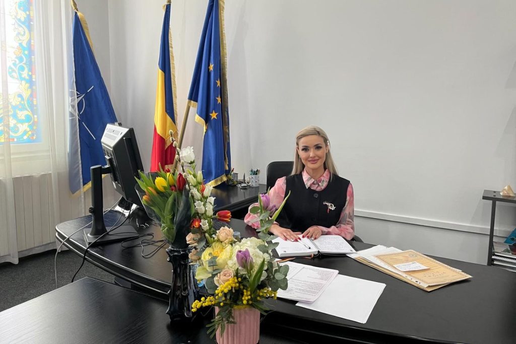 OANA GHEORGHIU, PRIMUL FEMEIE NUMITĂ VICEPRIMAR AL BUZĂULUI, ARE ICOMMONU TRECUT ȘI VISE ÎN POLITICĂ Oana Gheorghiu a devenit oficial viceprimar al orașului Buzău, marcând o etapă semnificativă în cariera sa și un moment istoric pentru administrația locală