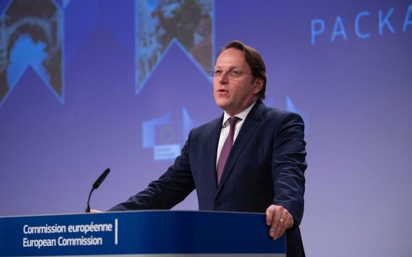 Ancheta de spionaj: Varhelyi, apropiat al lui Orban, în vizorul autorităților europene