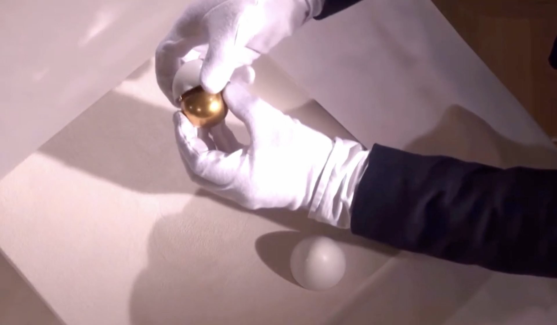 Un infractor „oportunist” din Marea Britanie a fost condamnat la peste doi ani de închisoare după ce a furat o geantă de mână ce conținea bunuri de lux, inclusiv un ou Fabergé împodobit cu smaralde, în valoare de aproximativ 2,5 milioane de euro