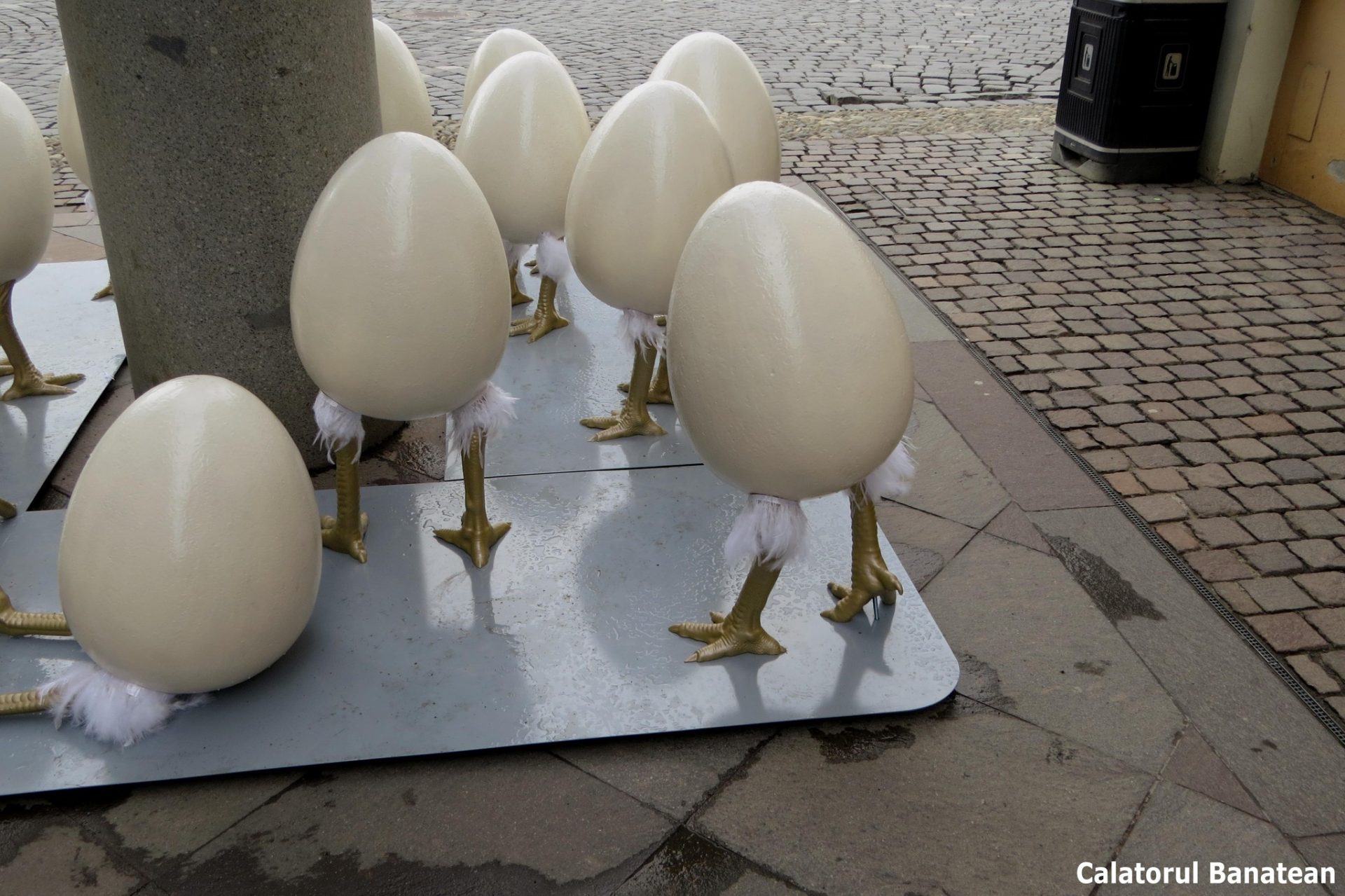 Virgil Cripcariu, unu dintre cei mai cunoscuți sculptori contemporani din România, a solicitat oficial Primăriei Municipiului Timișoara să îndepărteze decorațiunile de Paște amplasate lângă sculptura sa emblematică, SuperMam