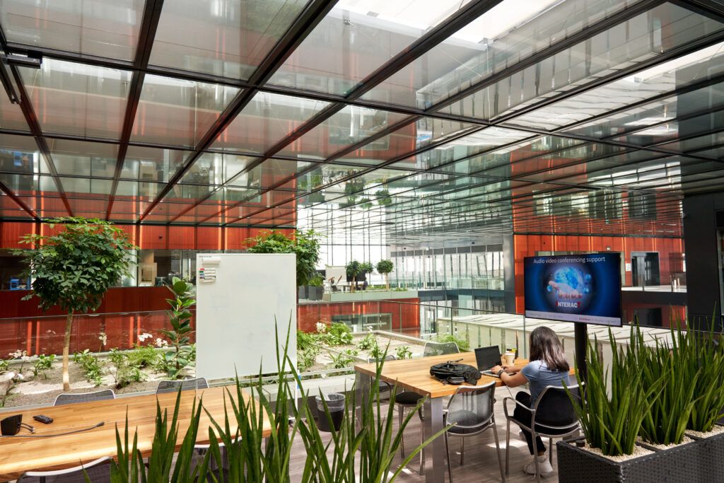 Institutul de Cercetare din Elveția, un Centru Global Dedicat Alternativelor Fără Fum Pe malul lacului Neuchâtel, în Elveția, se află un centru de cercetare de ultimă generație, dedicat dezvoltării produselor alternative fără fum