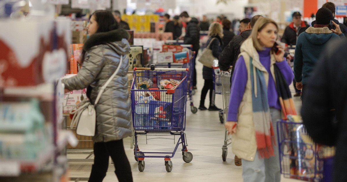 Magazinele din România își schimbă programul de Paște 2026 Marile lanțuri comerciale din România își ajustează programul de funcționare cu ocazia sărbătorilor pascale, anticipând un aflux crescut de clienți