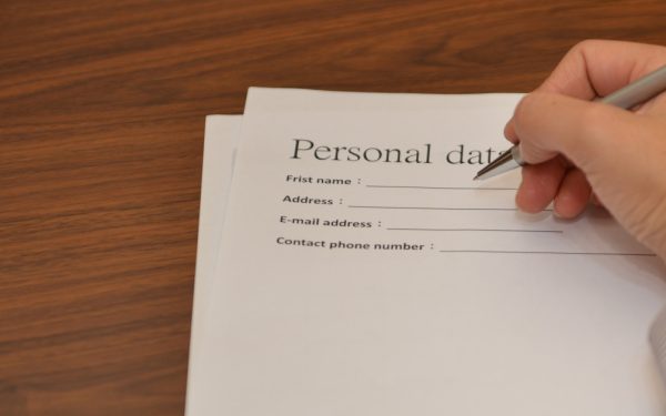 Ce greșeală fac românii la „First Name” și „Last Name”: Vezi AICI!