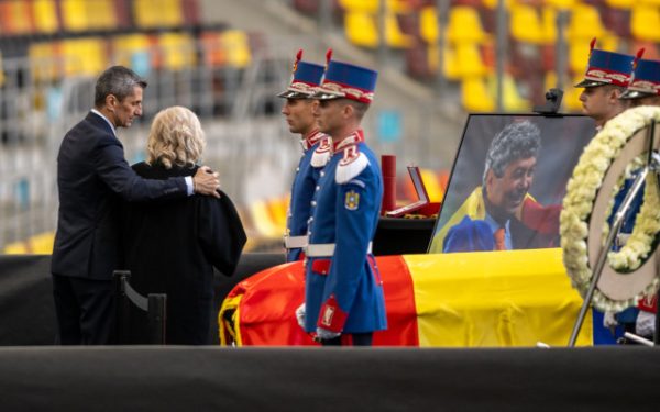 Cu onoruri militare, legenda fotbalului românesc, Mircea Lucescu, va fi condusă pe ultimul drum marți, 10 martie 2026, la cimitirul Bellu din București