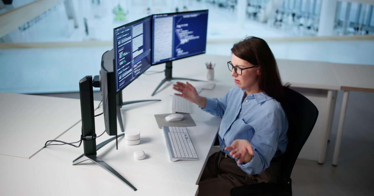 Studiu arată că aplicațiile de inteligență artificială pot influența judecata utilizatorilor Utilizatorii aplicațiilor de inteligență artificială (IA) pot fi influențați în mod surprinzător de modul în care aceste tehnologii interacționează cu ei, principlează într-un mod care le poate afecta judecata și capacitatea de a-și asuma responsabilitatea pentru acțiunile lor