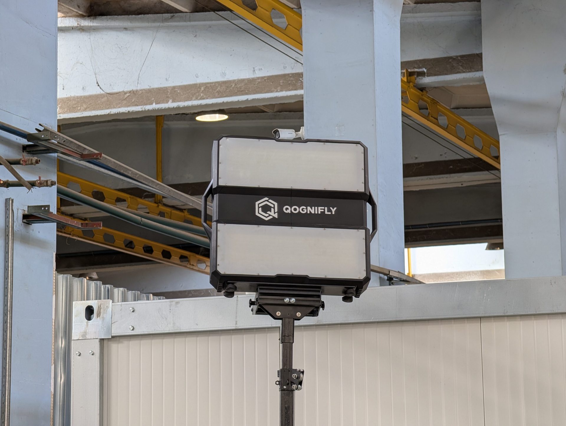 România produce un radar avansat pentru detectarea dronei, folosit deja pe fronturile din Ucraina Compania Qognifly, specializată în fabricarea de drone și sisteme antidronă, a prezentat recent un radar de ultimă generație, dezvoltat în parteneriat cu o firmă din Bulgaria