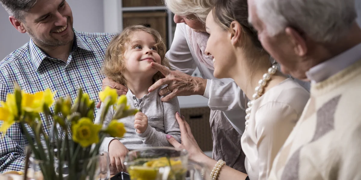 Evită riscurile! Ghid util pentru masa de Paște: ce alimente nu sunt bune copiilor