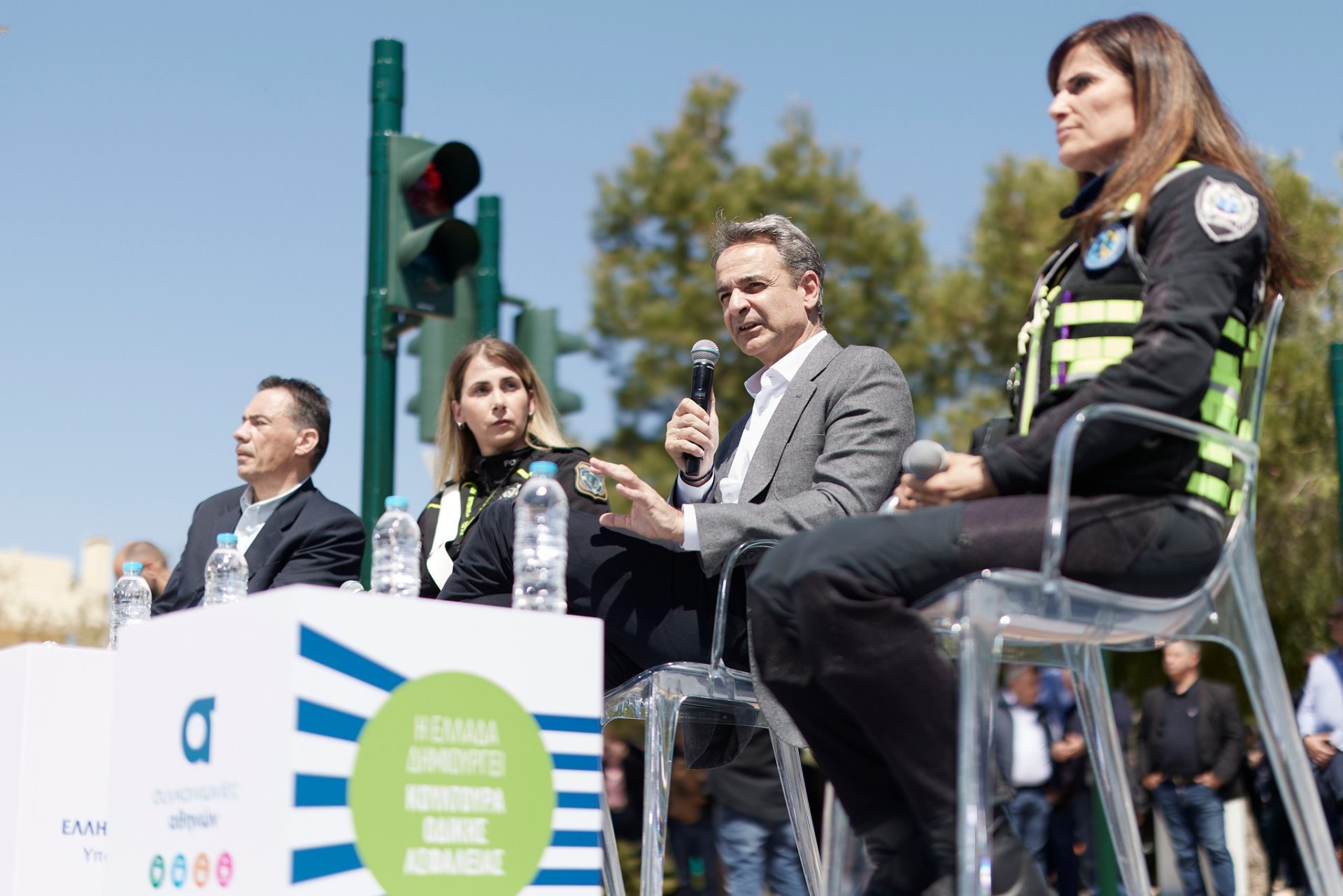 Premierul Greciei anunță introducerea camerelor de supraveghere rutieră pentru o aplicare mai strictă a legilor Premierul Greciei, Kyriakos Mitsotakis, a declarat recent că în curând va fi implementată o rețea extinsă de camere de supraveghere rutieră, menită să sporească siguranța pe drumurile țării