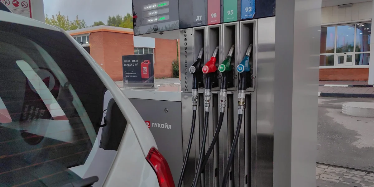 Ieftinirea carburanților, o iluzie? Adrian Negrescu: „E o fotografie de moment”