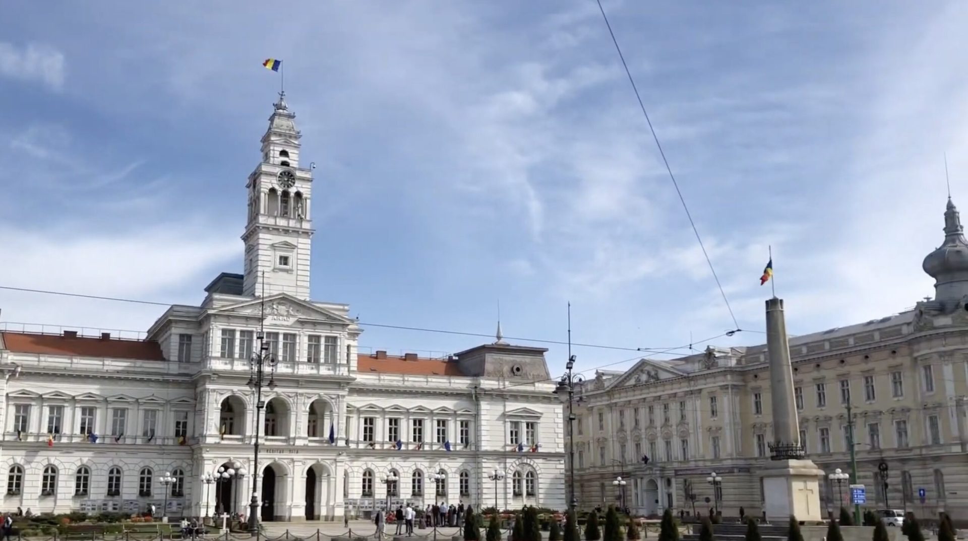 Primăria Arad nu va face disponibilizări în contextul reducerii cheltuielilor Primăria Arad a anunțat oficial că nu va recurge la disponibilizări în cadrul măsurilor de reducere a cheltuielilor, deoarece se încadrează în limita maximă de personal stabilită de Guvern