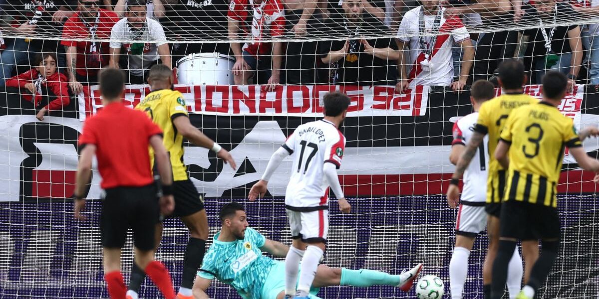 Vallecas, o arenă în flăcări: Rayo Vallecano zdrobește AEK Atena și se apropie de semifinale Rayo Vallecano a reușit o performanță de excepție, învingând AEK Atena cu un categoric 3-0 într-un meci spectaculos disputat pe teren propriu