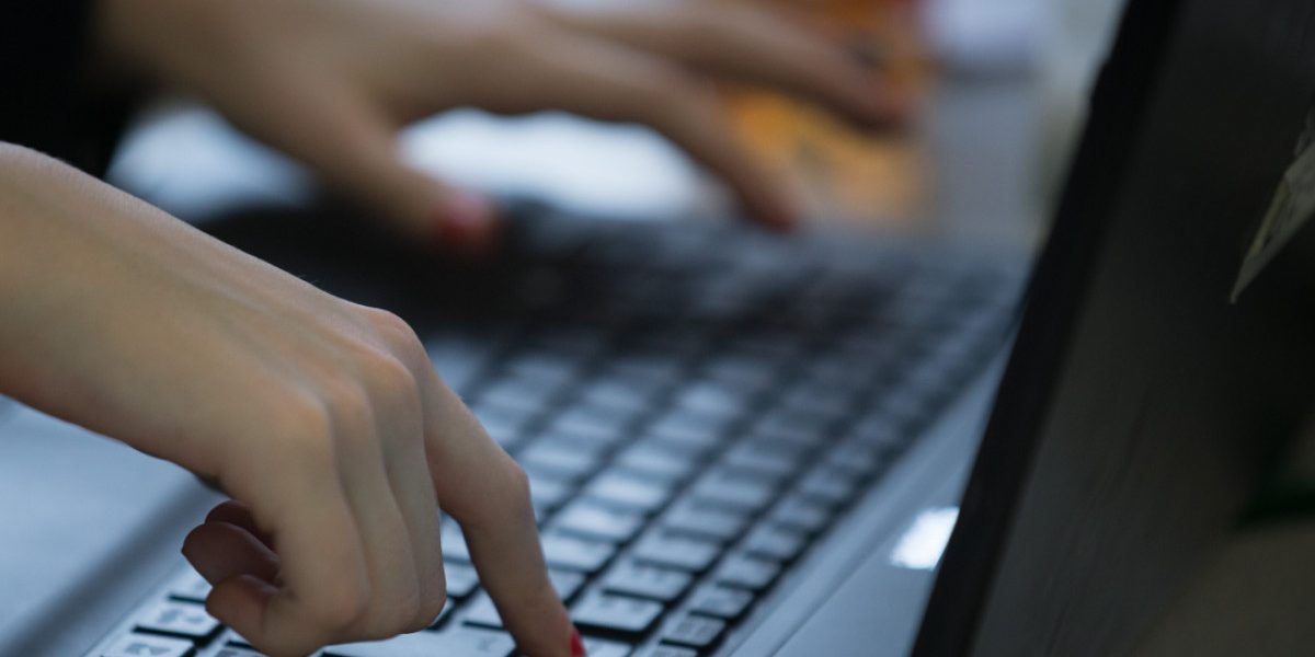 Reacție DURĂ a MApN: Hackeri ruși au spart zeci de conturi de e-mail ale Forțelor Aeriene