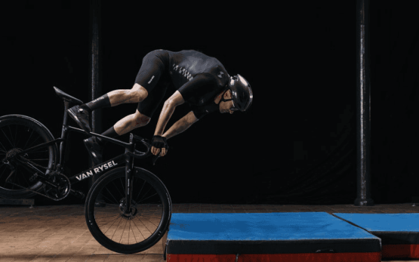 Decathlon intră pe piața siguranței: Primul airbag pentru bicicliști, în costum