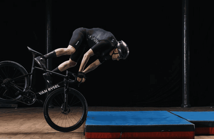 Decathlon intră pe piața siguranței: Primul airbag pentru bicicliști, în costum