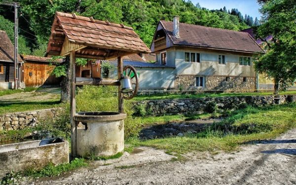 Locuințele neracordate la rețea publică de apă, canalizare sau gaze - scutite de impozit. Proiect construit chiar pe principii enunțate de Bolojan
