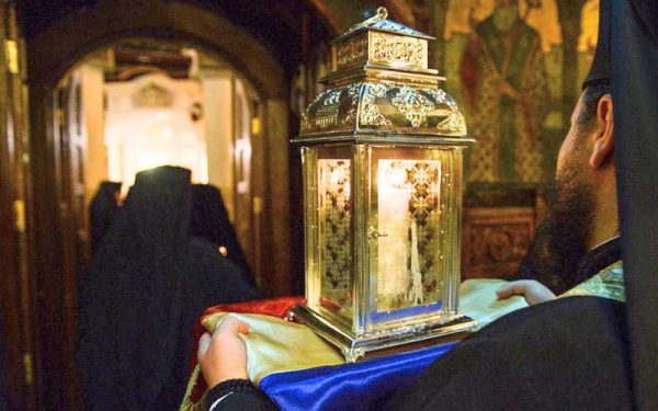 Lumina Sfanta de Pasti, adusa de la Ierusalim, Foto: basilica.ro