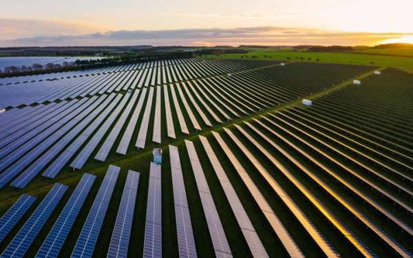 Marea Britanie aprobă o fermă solară gigant: 180.000 de case vor avea lumină