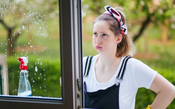 Soluție SECRETĂ de curățat geamuri: respinși ploaia și praful