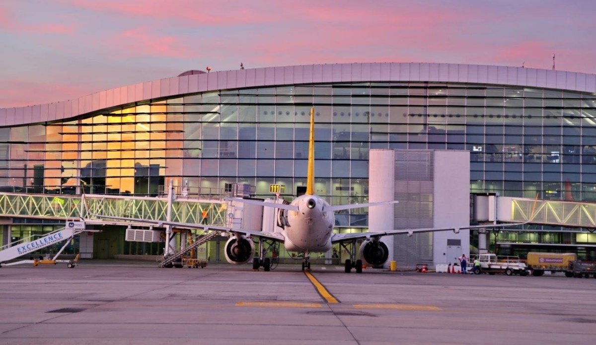 Dezvoltarea infrastructurii pentru vehiculele electrice se intensifică la Aeroportul Internațional „Henri Coandă” din Otopeni, marcând un pas important în direcția mobilității sustenabile